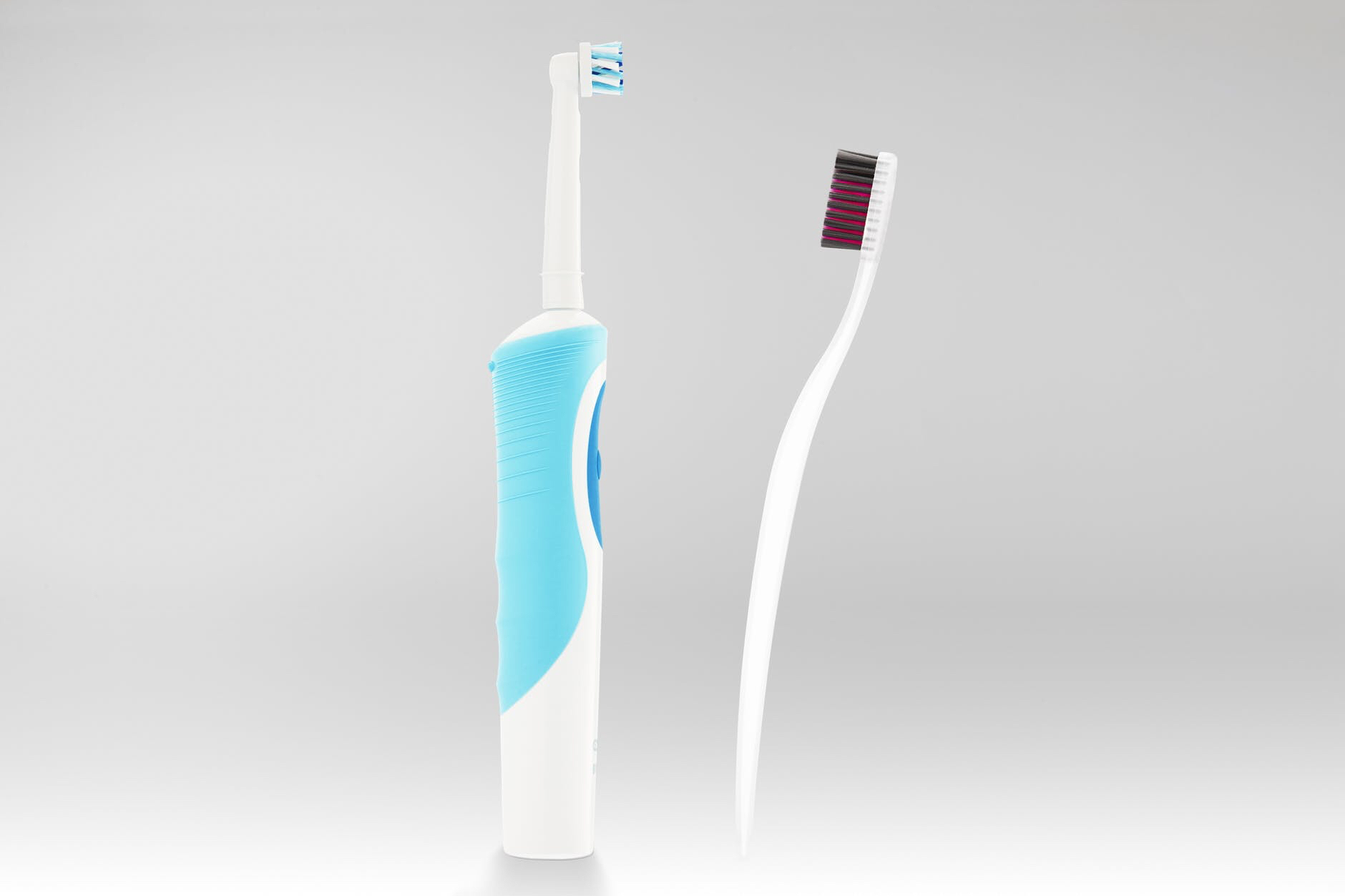 Elektrikli diş fırçası ve manuel diş fırçası